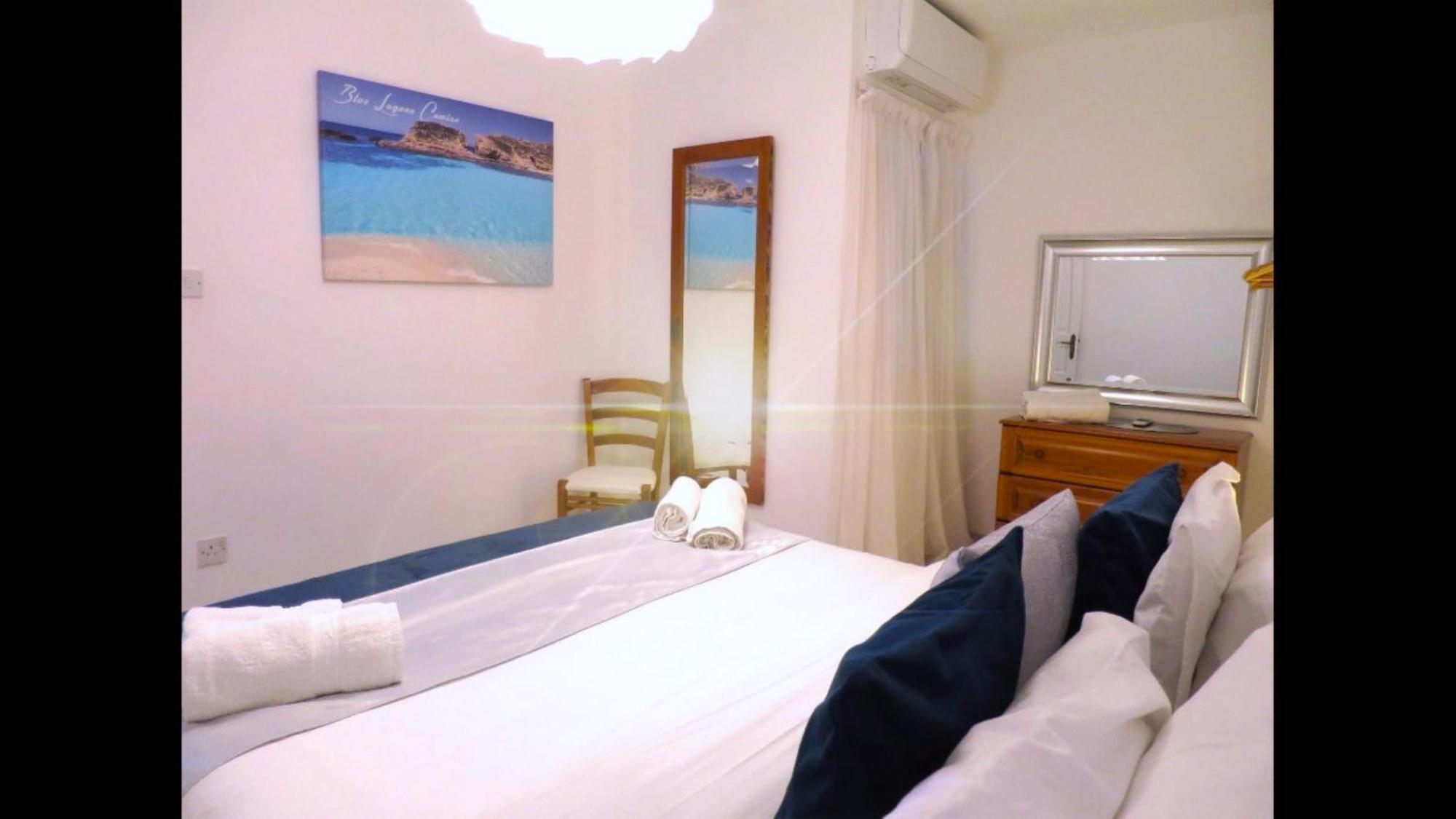 Seafront Apartment Terrace, Lounger & Panoramic Ocean Views Mellieha Bilik gambar
