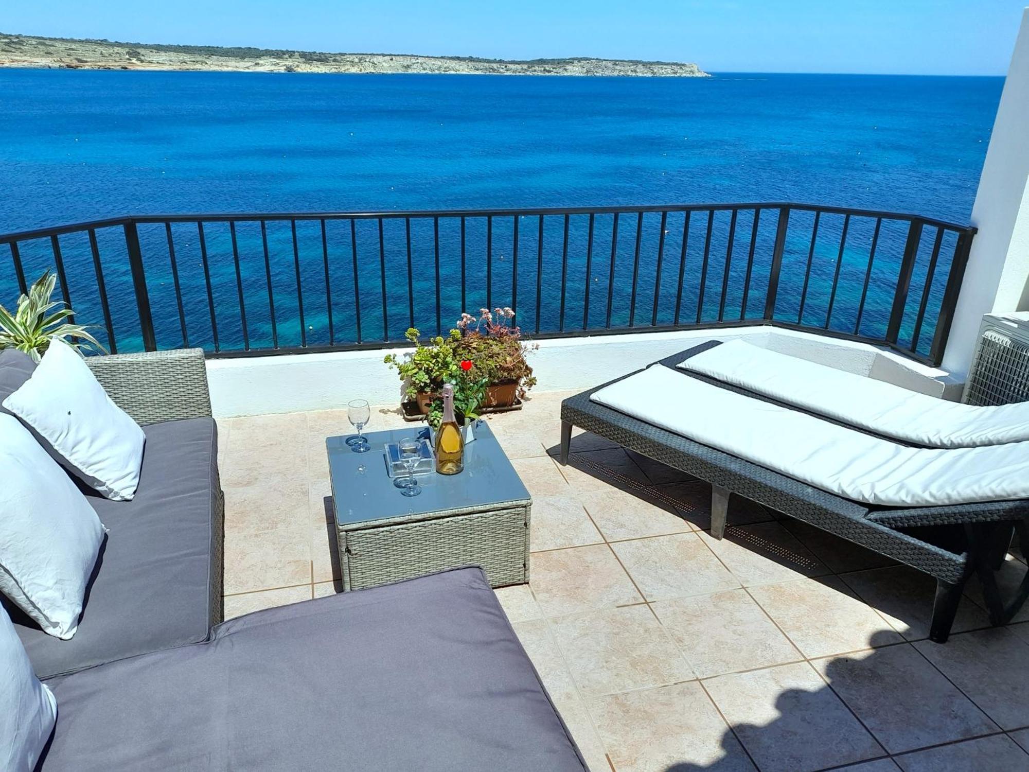 Seafront Apartment Terrace, Lounger & Panoramic Ocean Views Mellieha Bilik gambar