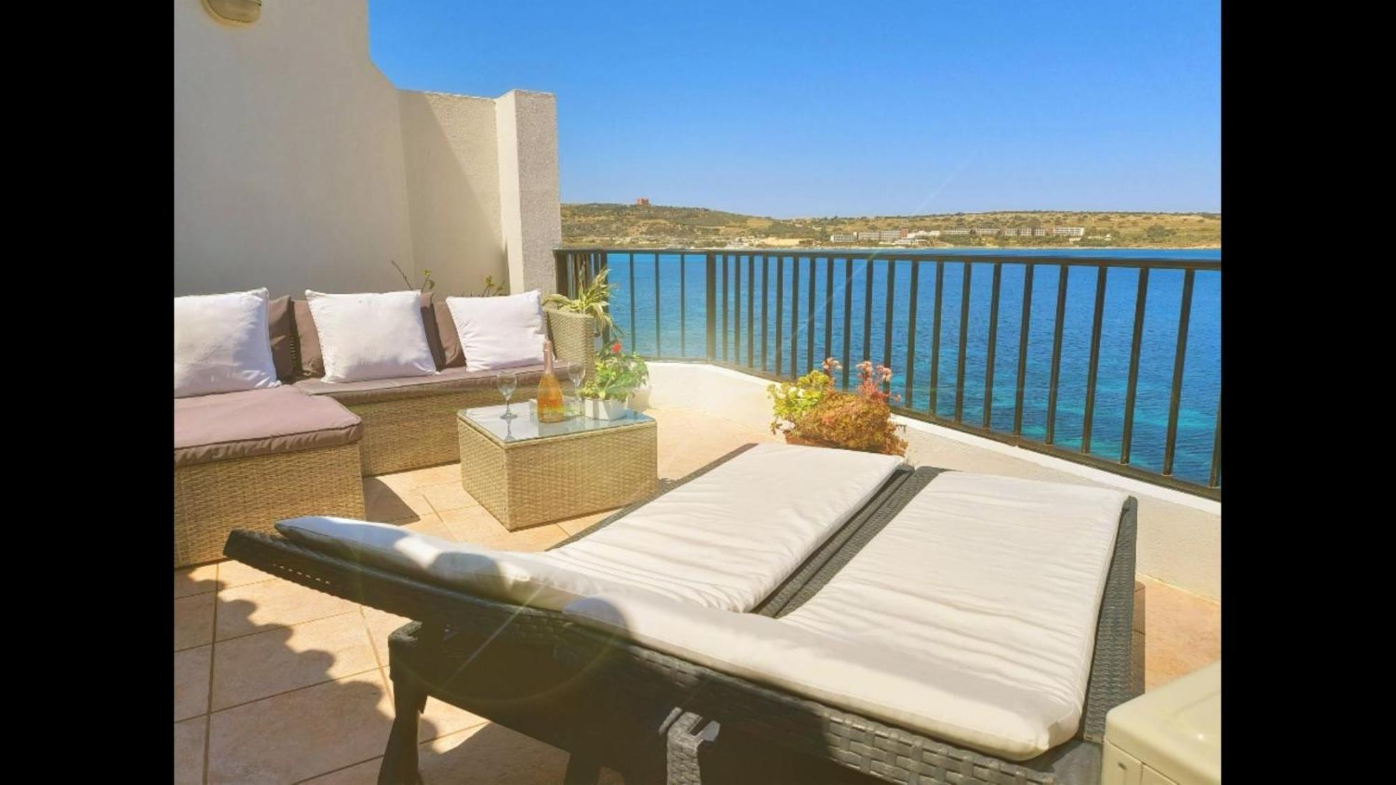 Seafront Apartment Terrace, Lounger & Panoramic Ocean Views Mellieha Bilik gambar