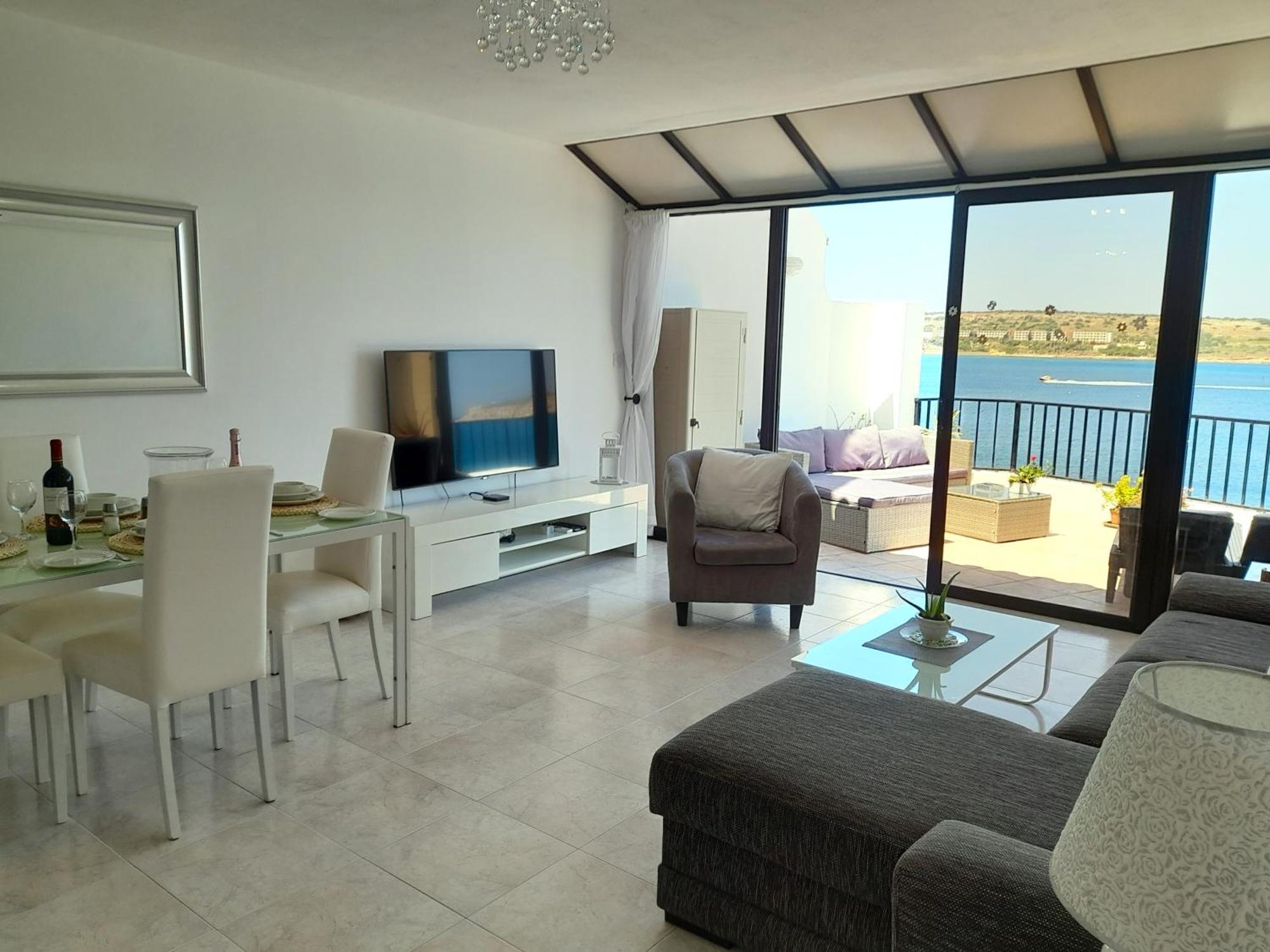 Seafront Apartment Terrace, Lounger & Panoramic Ocean Views Mellieha Bilik gambar