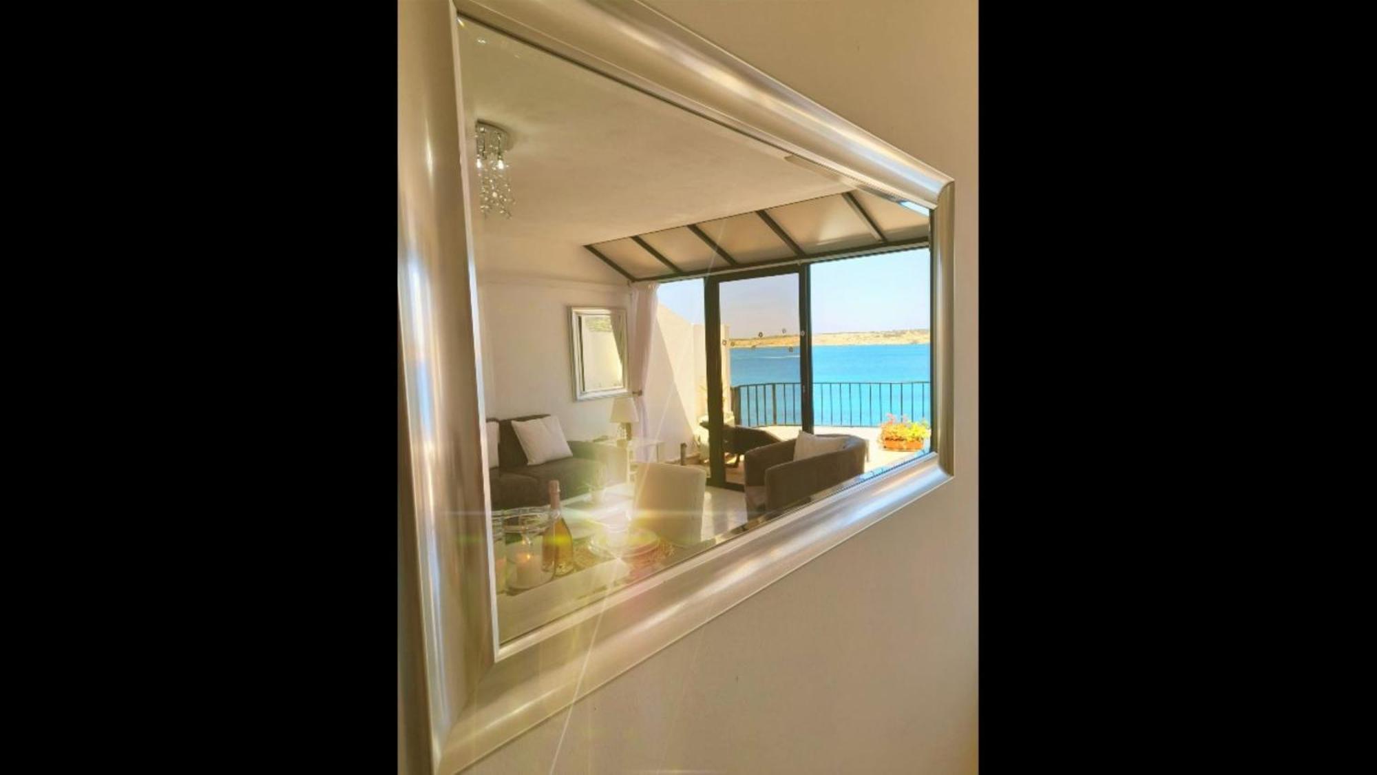 Seafront Apartment Terrace, Lounger & Panoramic Ocean Views Mellieha Bilik gambar