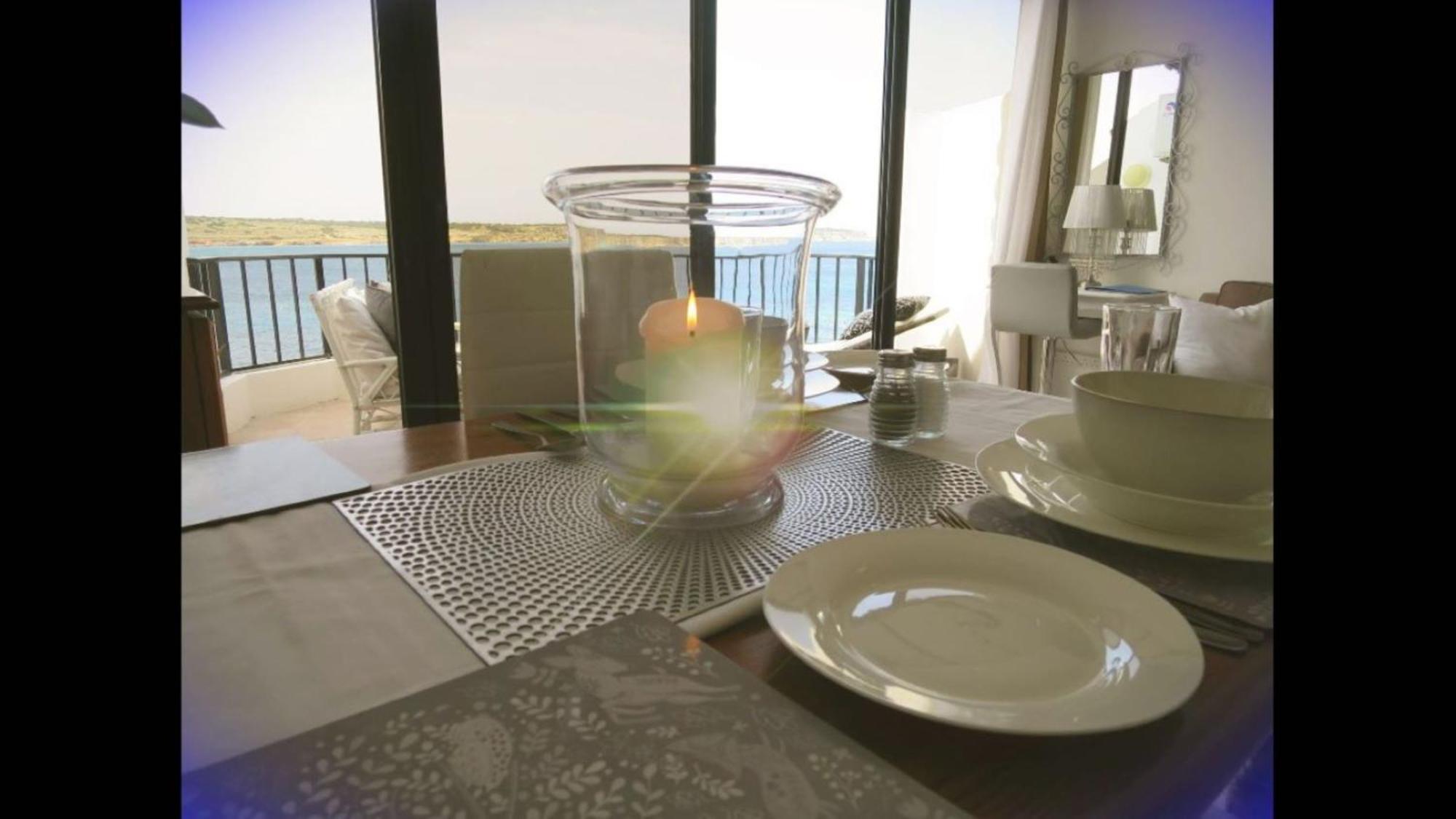 Seafront Apartment Terrace, Lounger & Panoramic Ocean Views Mellieha Bilik gambar