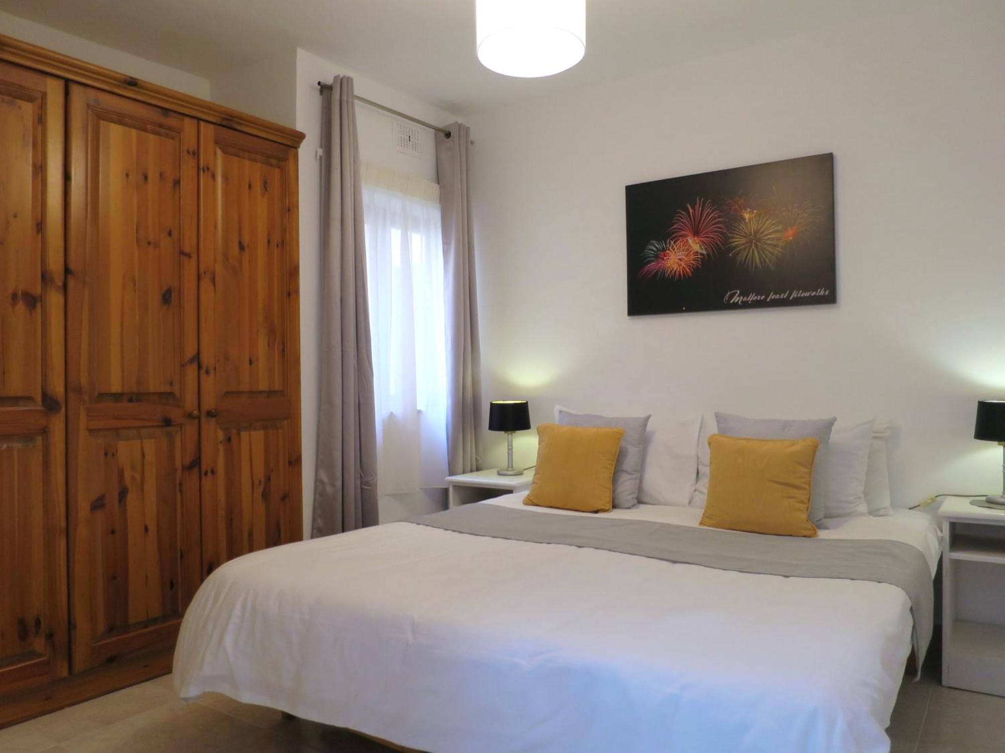 Seafront Apartment Terrace, Lounger & Panoramic Ocean Views Mellieha Bilik gambar