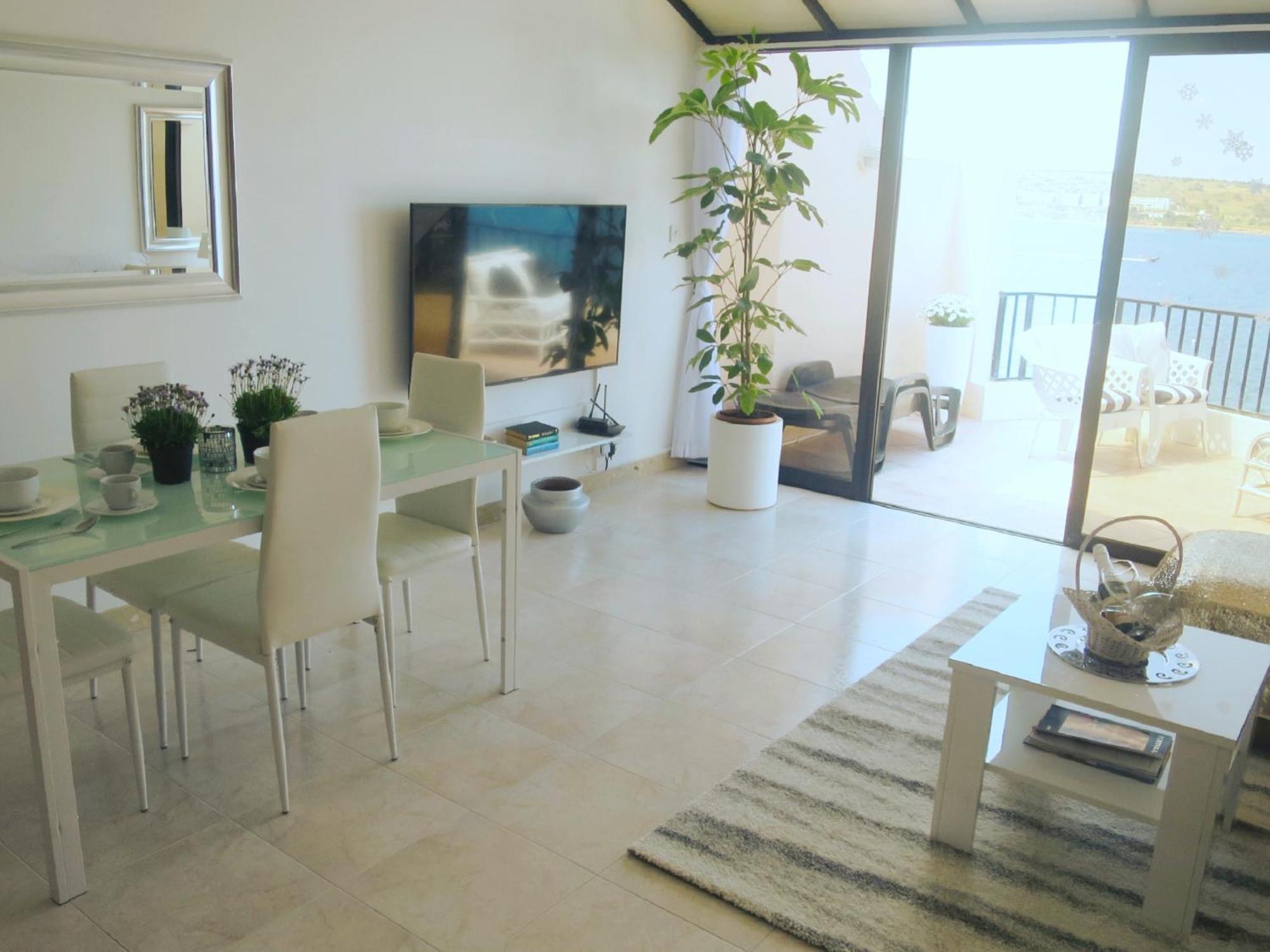 Seafront Apartment Terrace, Lounger & Panoramic Ocean Views Mellieha Bilik gambar