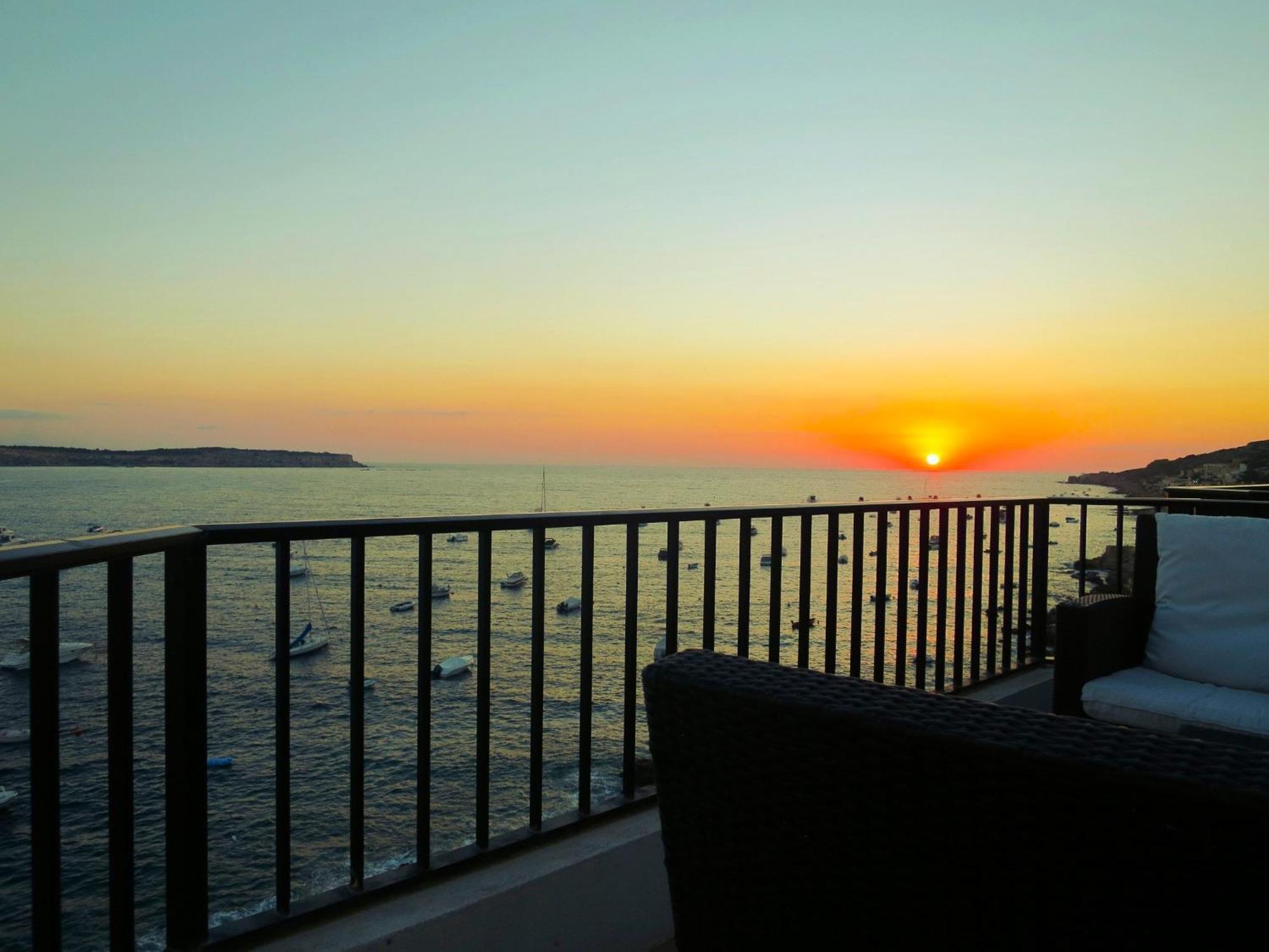 Seafront Apartment Terrace, Lounger & Panoramic Ocean Views Mellieha Bilik gambar