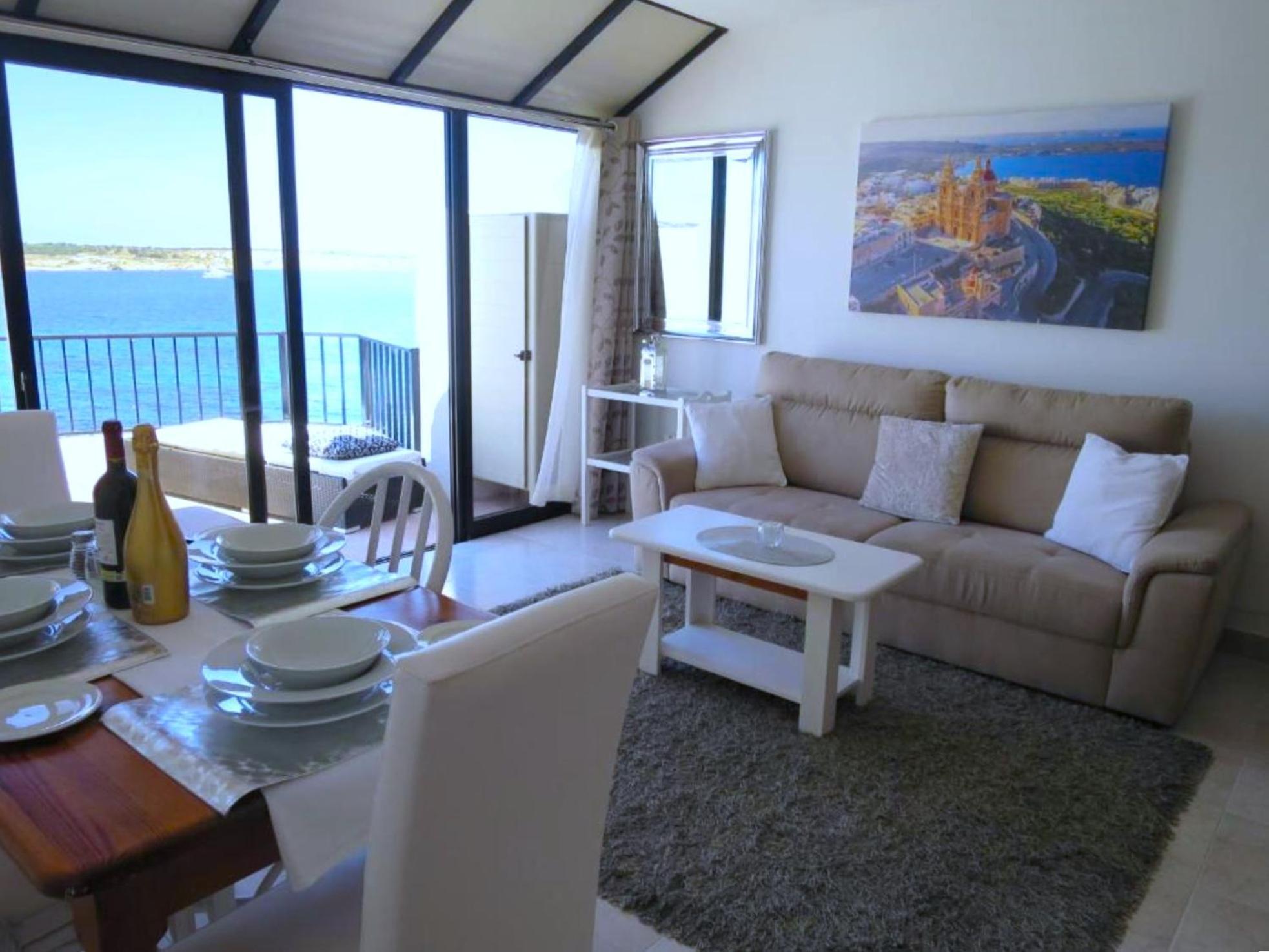 Seafront Apartment Terrace, Lounger & Panoramic Ocean Views Mellieha Bilik gambar
