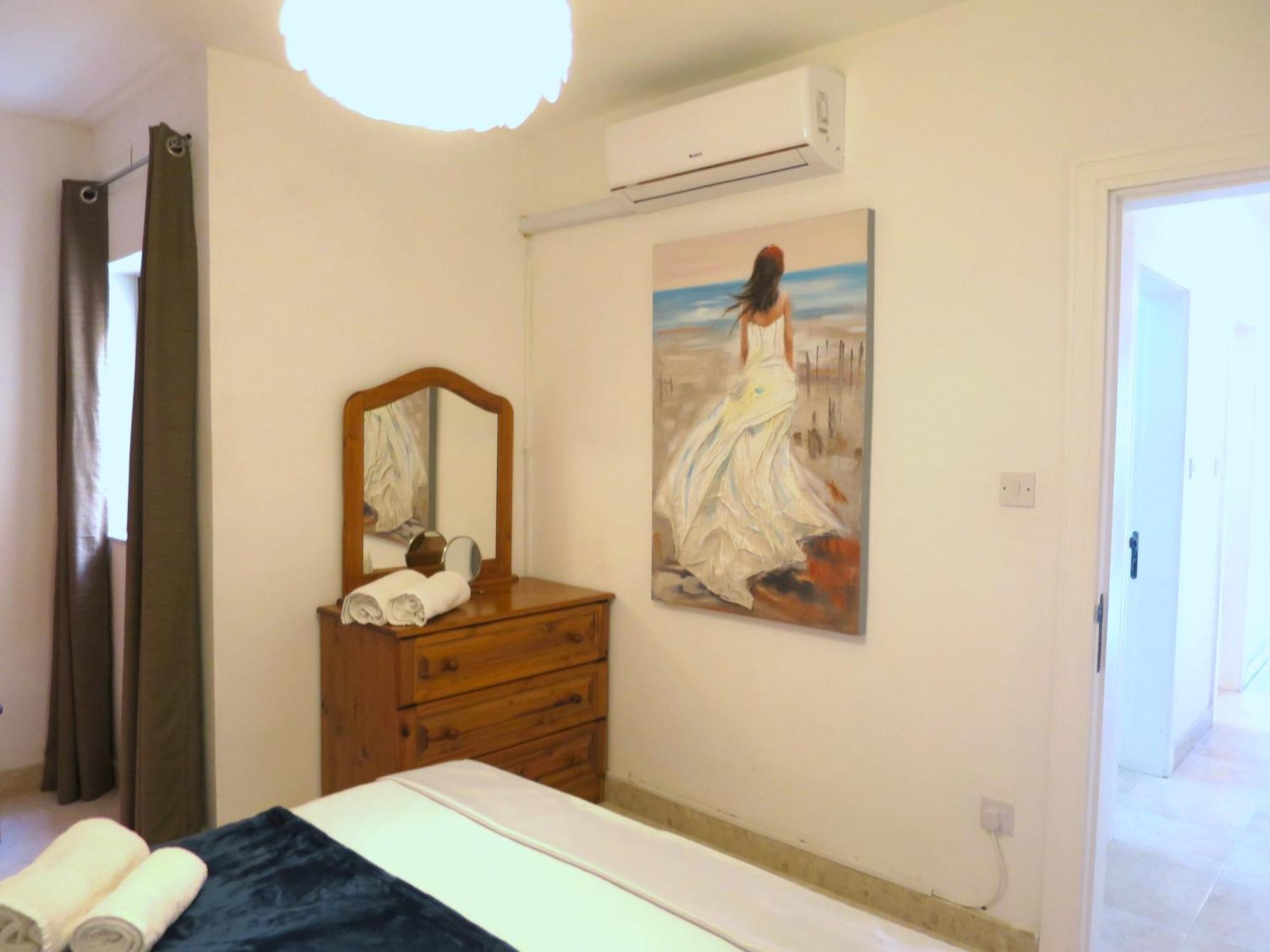 Seafront Apartment Terrace, Lounger & Panoramic Ocean Views Mellieha Bilik gambar