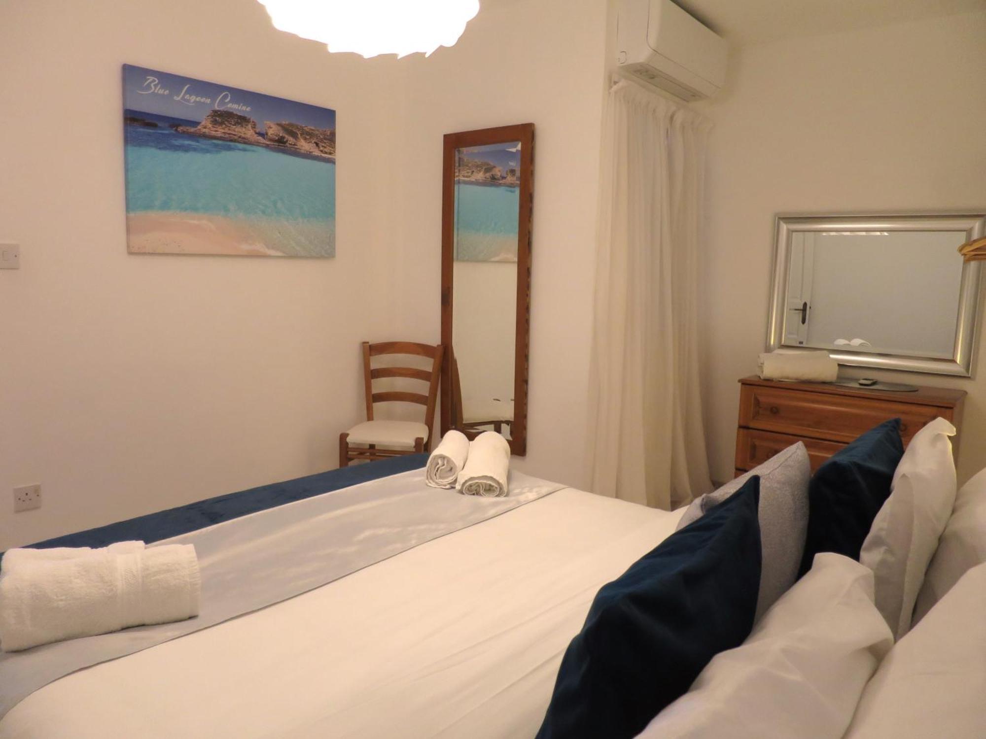 Seafront Apartment Terrace, Lounger & Panoramic Ocean Views Mellieha Bilik gambar