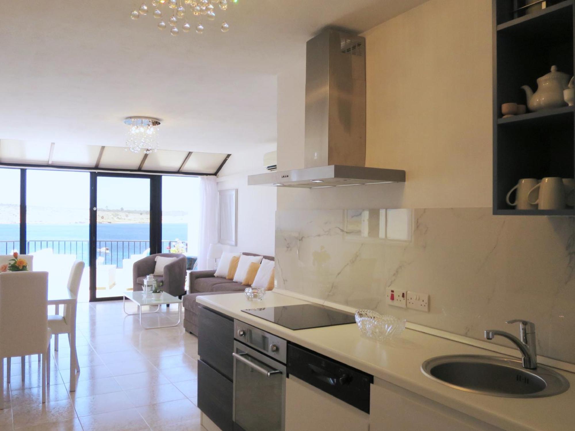 Seafront Apartment Terrace, Lounger & Panoramic Ocean Views Mellieha Bilik gambar