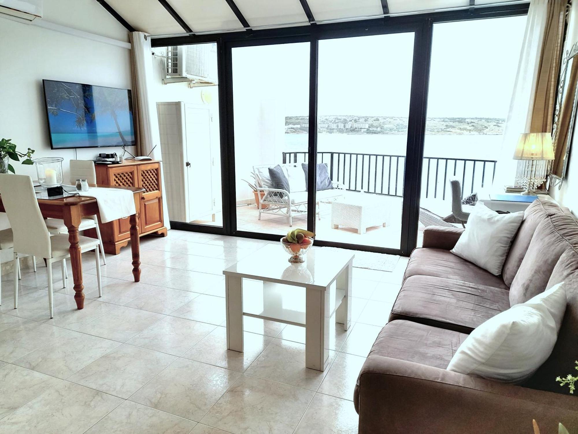 Seafront Apartment Terrace, Lounger & Panoramic Ocean Views Mellieha Bilik gambar